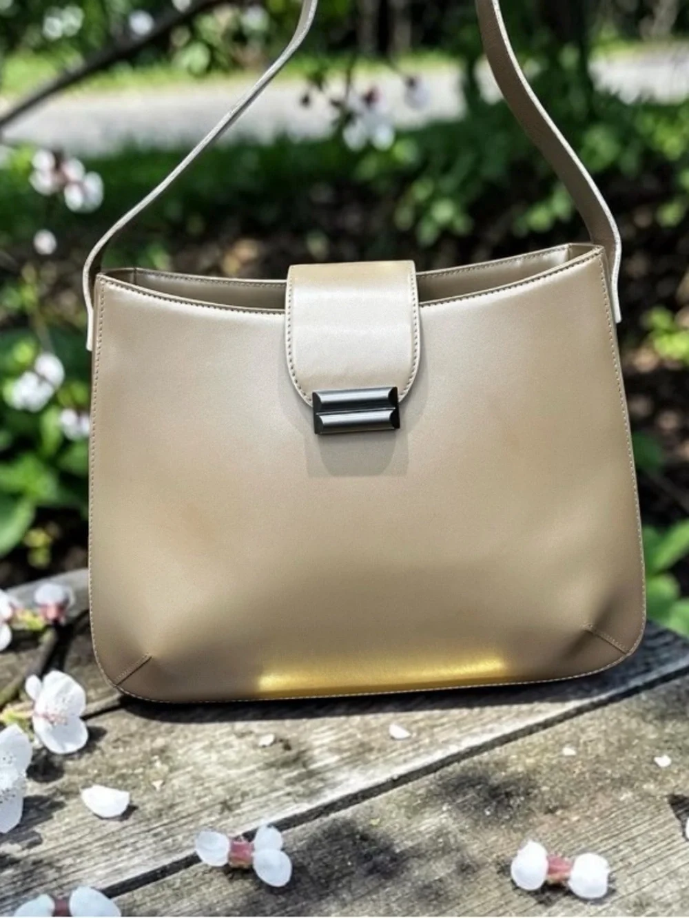 Vintage BALLY smooth, leather shoulder bag silver hardware - Picture 2 of 12